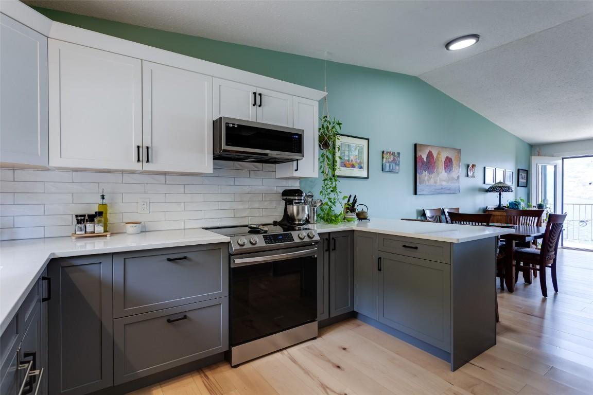 104-5970 Princess Street, Peachland, BC - Indoor Photo Showing Kitchen