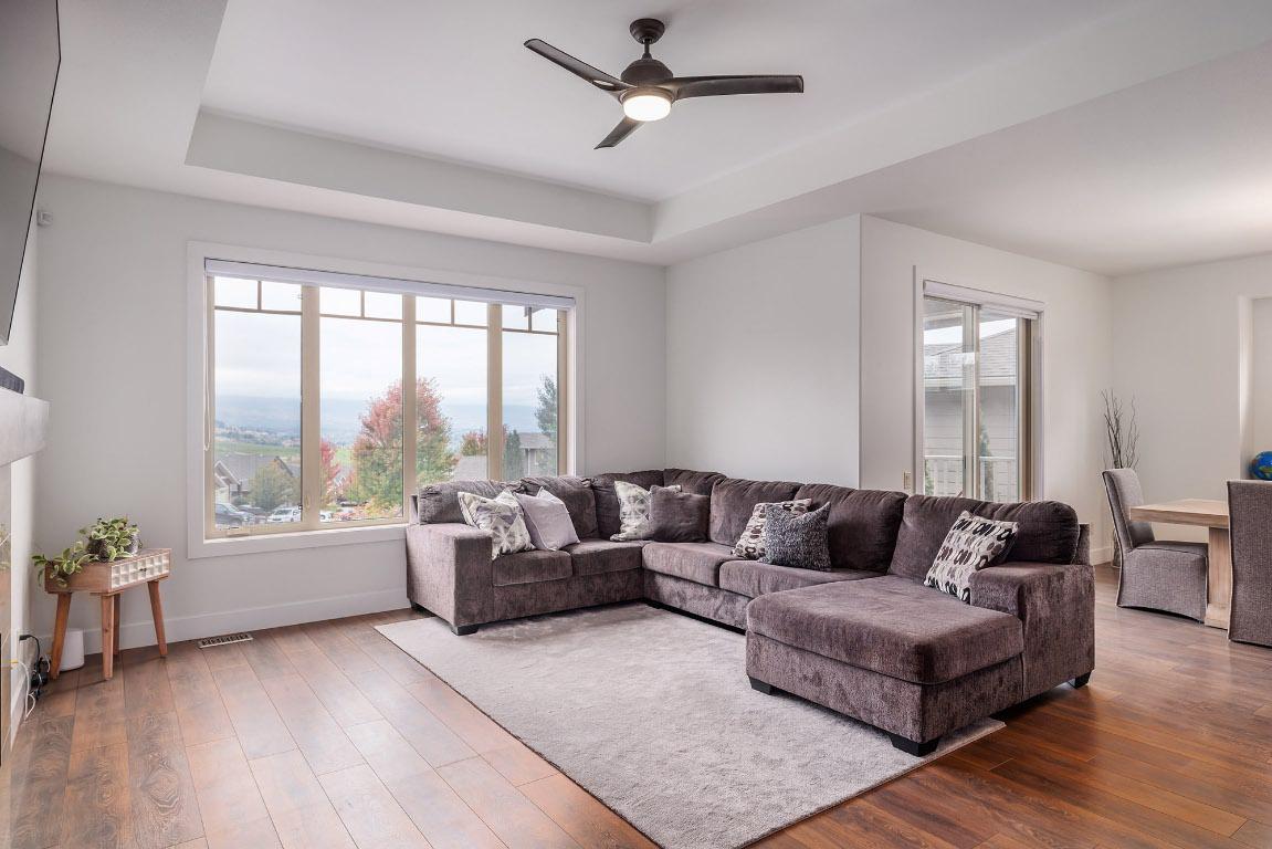 1858 Split Rail Place, Kelowna, BC - Indoor Photo Showing Living Room