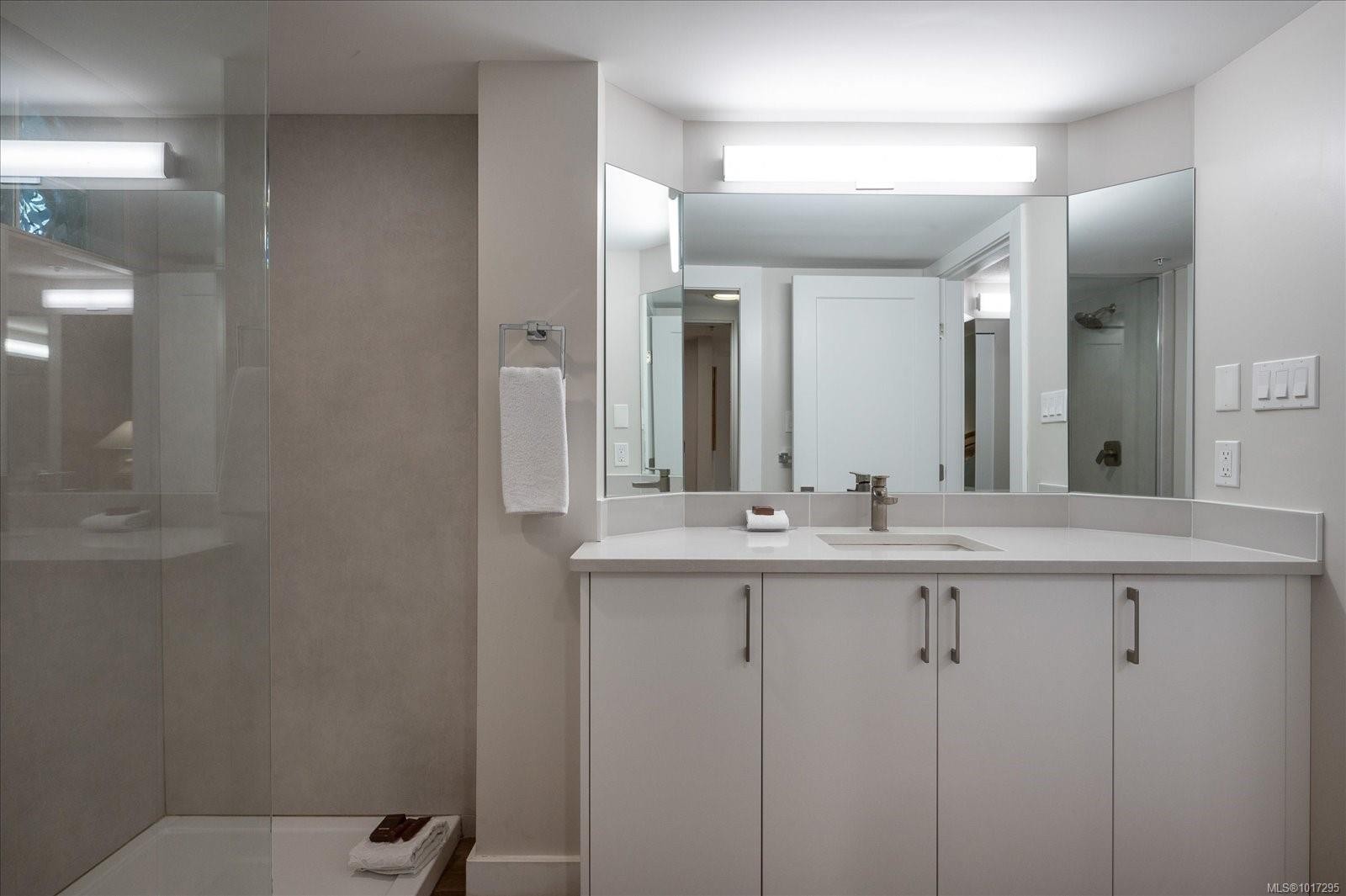 712-1600 Stroulger Rd, Nanoose Bay, BC - Indoor Photo Showing Bathroom