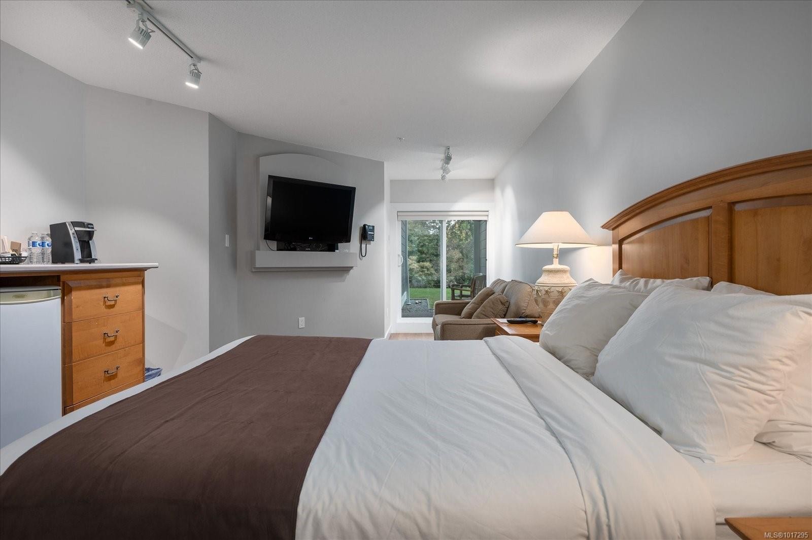 712-1600 Stroulger Rd, Nanoose Bay, BC - Indoor Photo Showing Bedroom