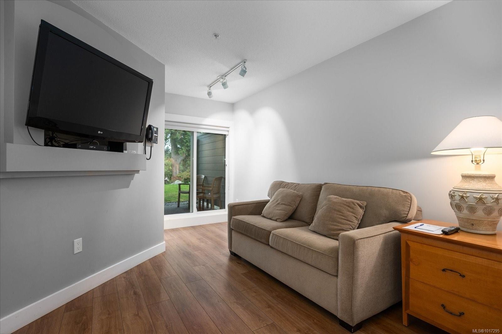712-1600 Stroulger Rd, Nanoose Bay, BC - Indoor Photo Showing Living Room