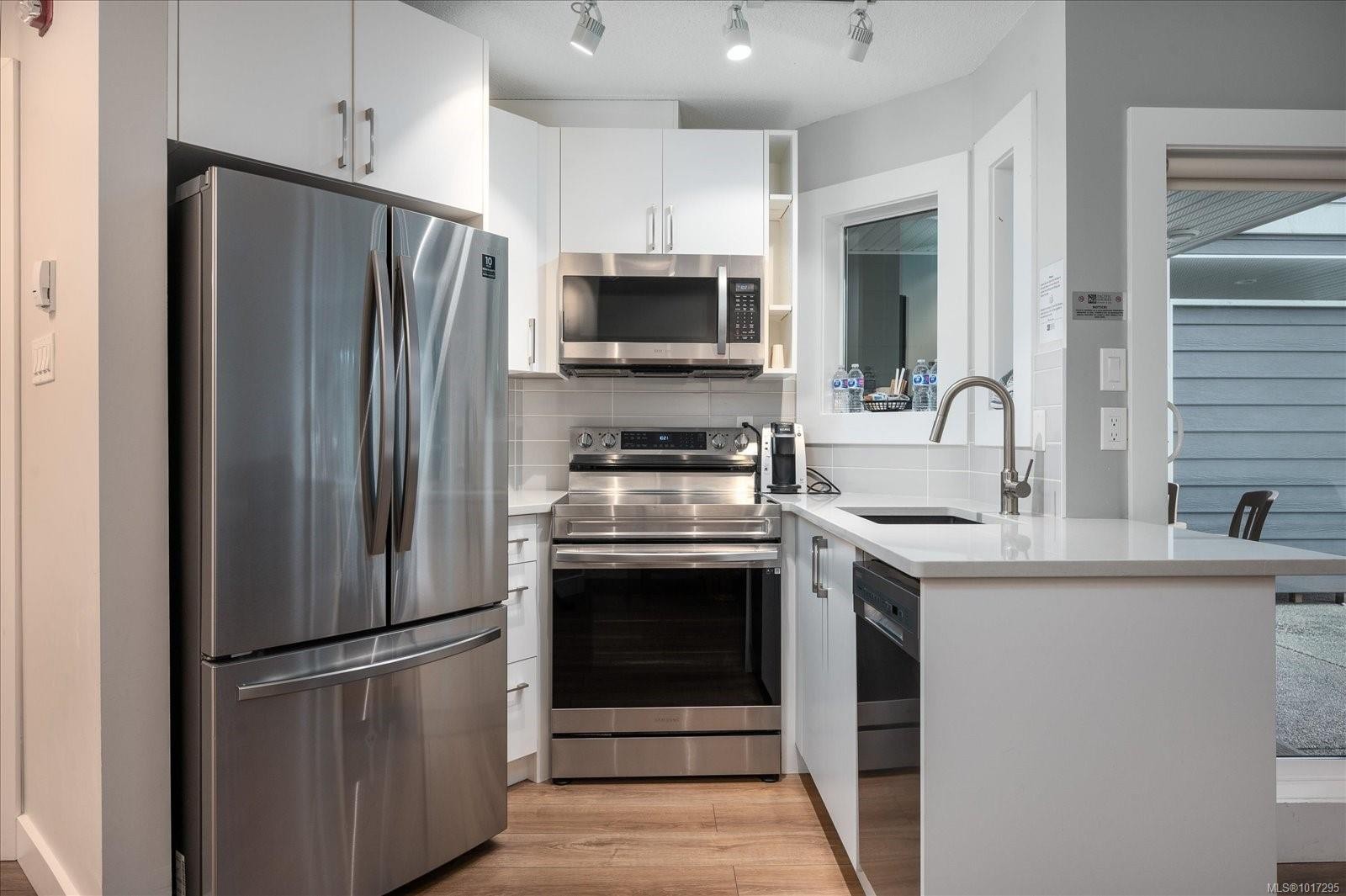 712-1600 Stroulger Rd, Nanoose Bay, BC - Indoor Photo Showing Kitchen With Upgraded Kitchen