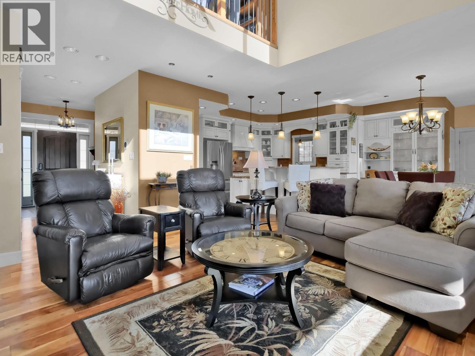 6240 Nursery Road, Grand Forks, BC - Indoor Photo Showing Living Room