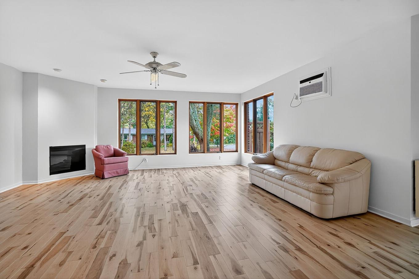 Living room - 1587 Rue Gauthier, Saint-Bruno-De-Montarville, QC - Indoor Photo Showing Living Room With Fireplace