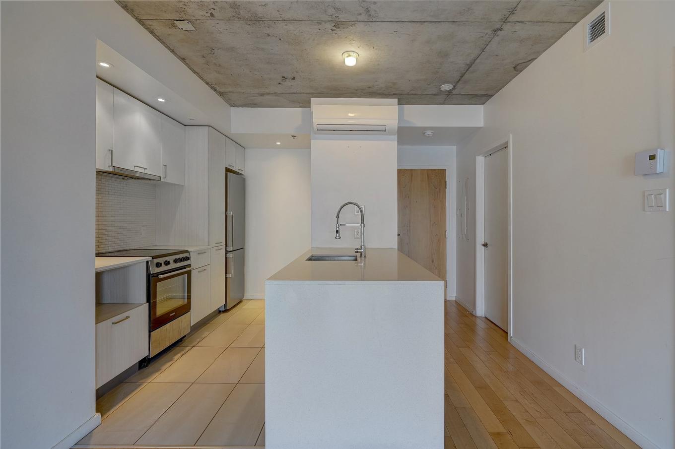 Kitchen - 1503-2117 Rue Tupper, Montréal (Ville-Marie), QC - Indoor Photo Showing Kitchen With Upgraded Kitchen