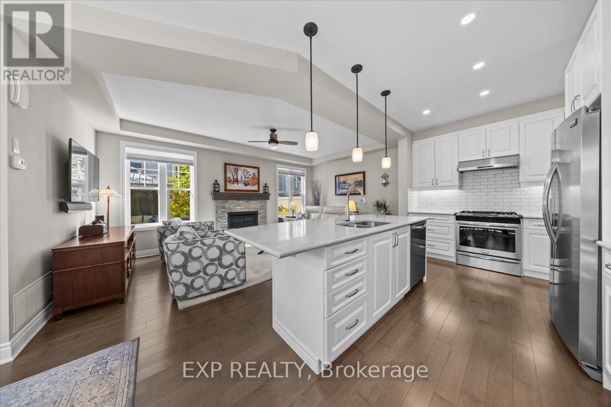 33 Solaris Drive, Ottawa, ON - Indoor Photo Showing Kitchen With Upgraded Kitchen