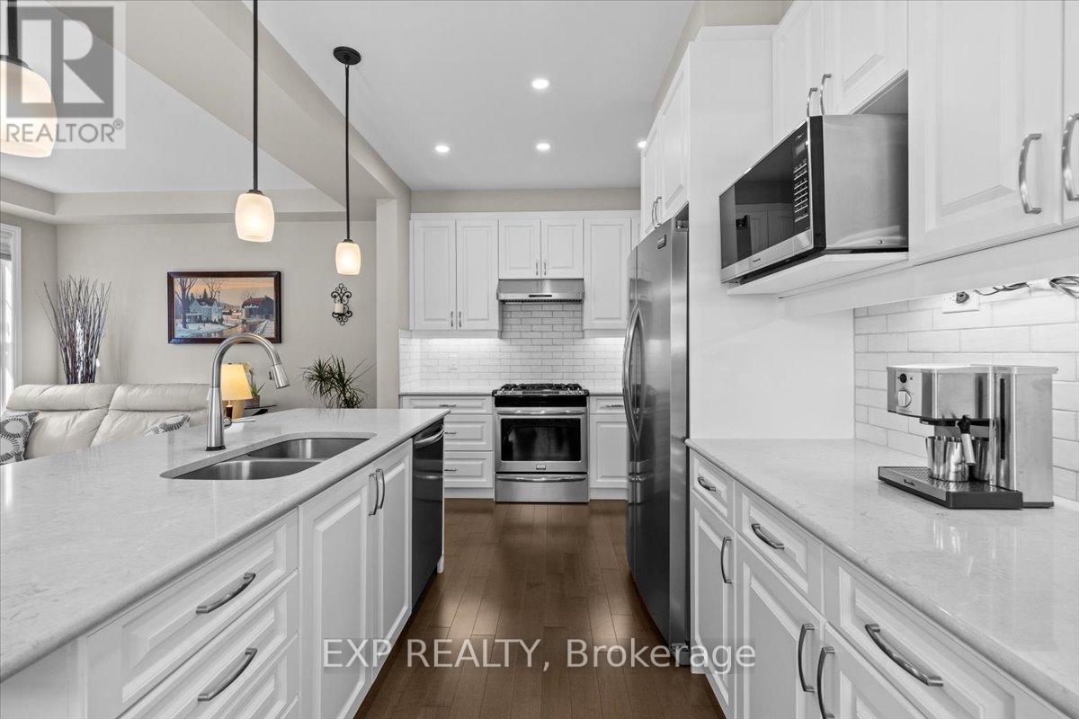 33 Solaris Drive, Ottawa, ON - Indoor Photo Showing Kitchen With Double Sink With Upgraded Kitchen