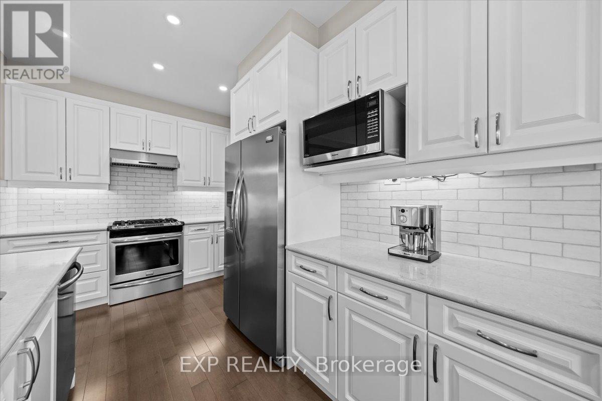 33 Solaris Drive, Ottawa, ON - Indoor Photo Showing Kitchen With Upgraded Kitchen