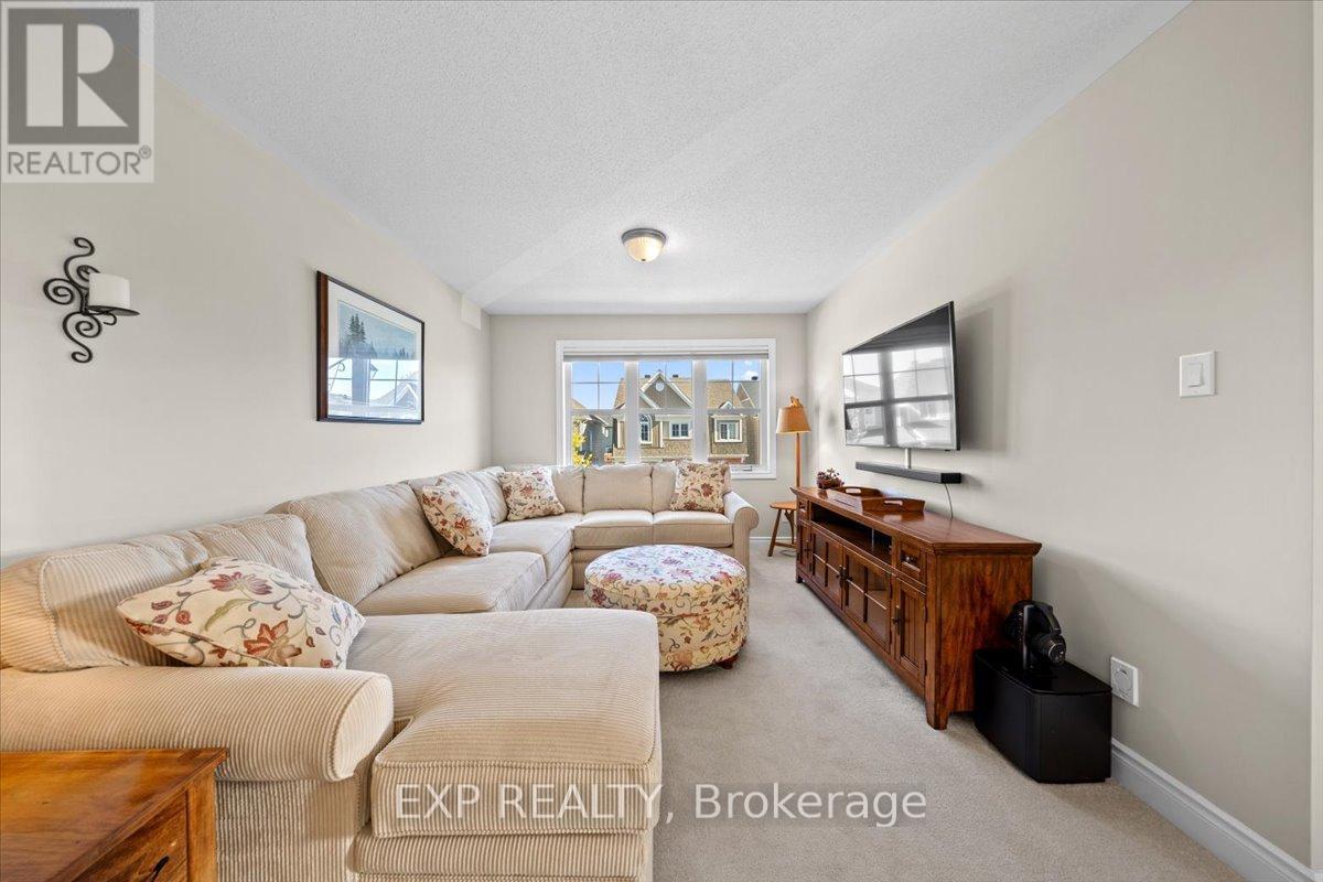 33 Solaris Drive, Ottawa, ON - Indoor Photo Showing Living Room