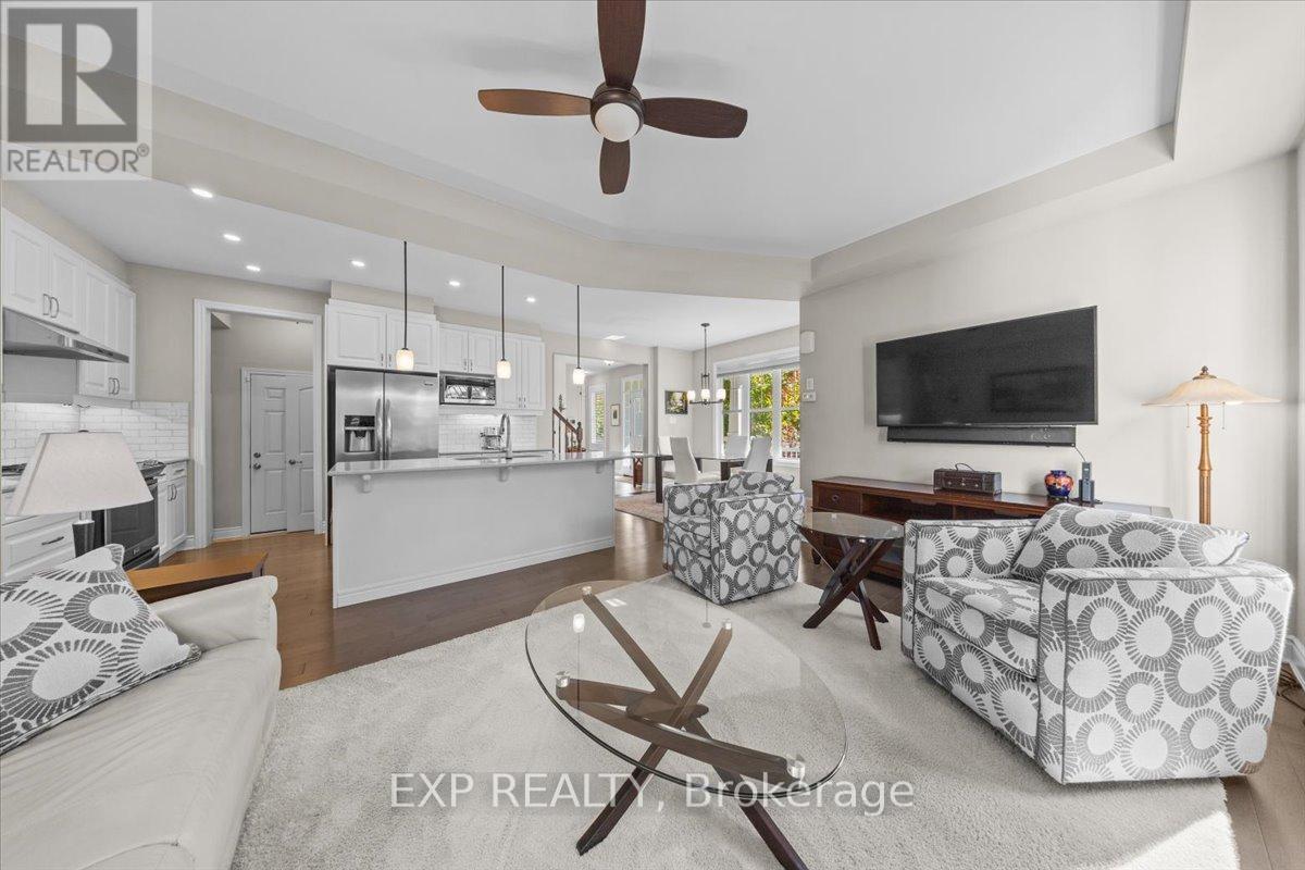 33 Solaris Drive, Ottawa, ON - Indoor Photo Showing Living Room