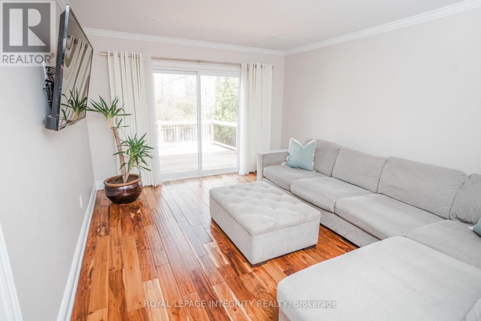 1055 Plante Drive, Ottawa, ON - Indoor Photo Showing Living Room