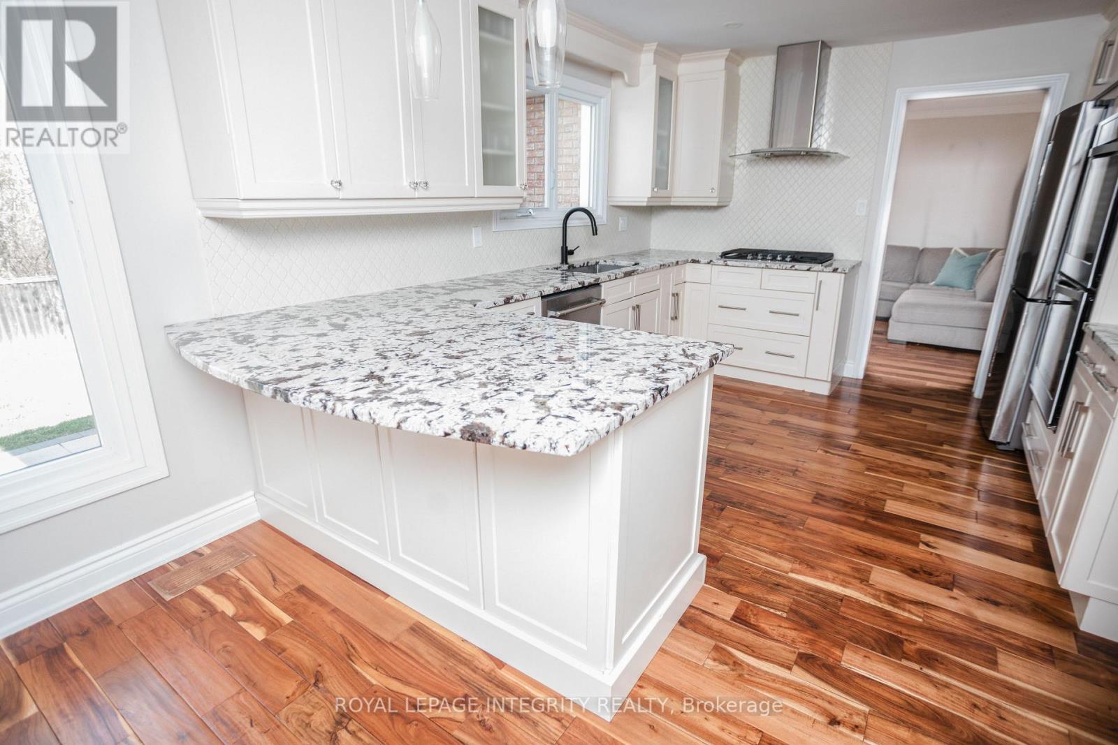1055 Plante Drive, Ottawa, ON - Indoor Photo Showing Kitchen