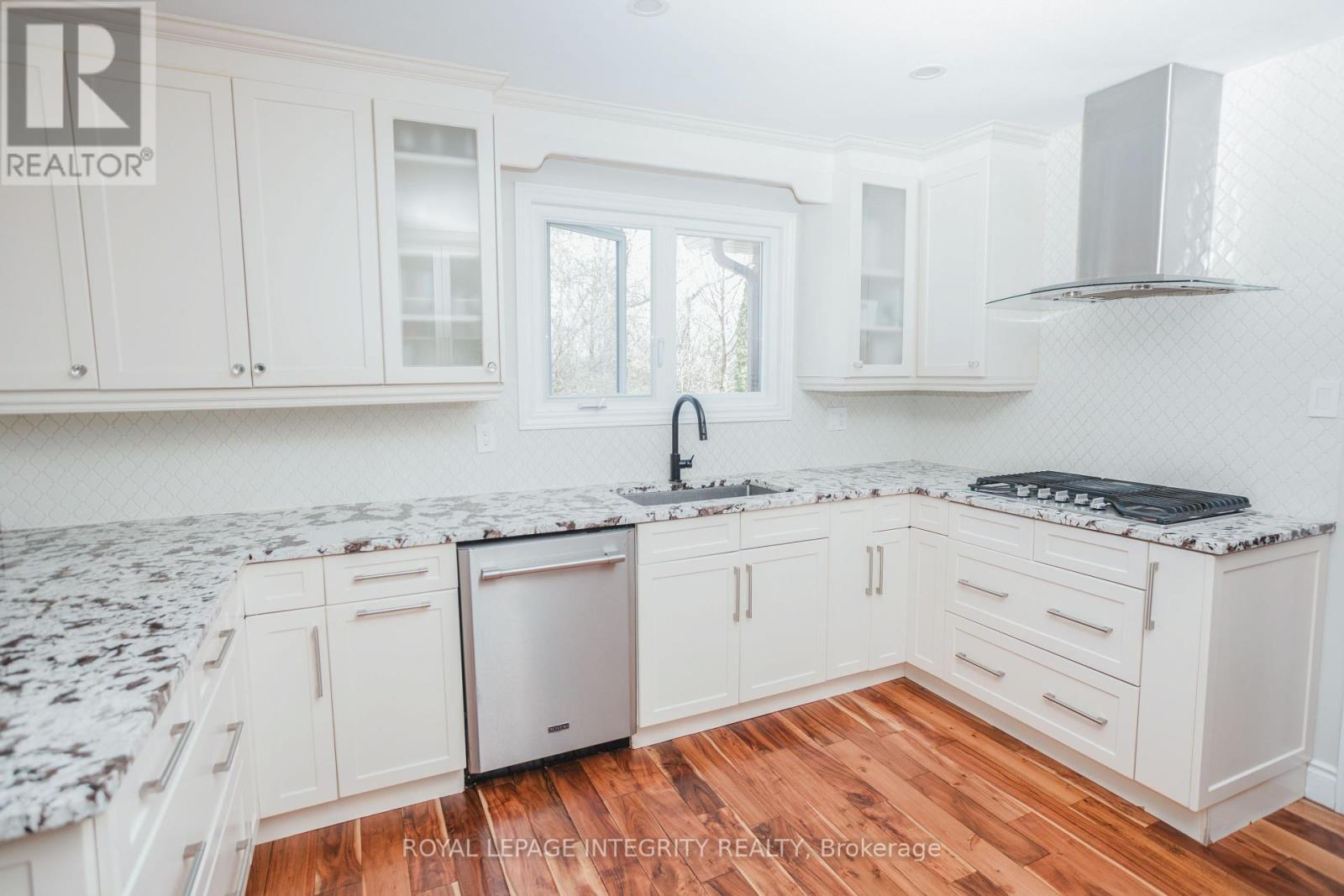 1055 Plante Drive, Ottawa, ON - Indoor Photo Showing Kitchen With Upgraded Kitchen