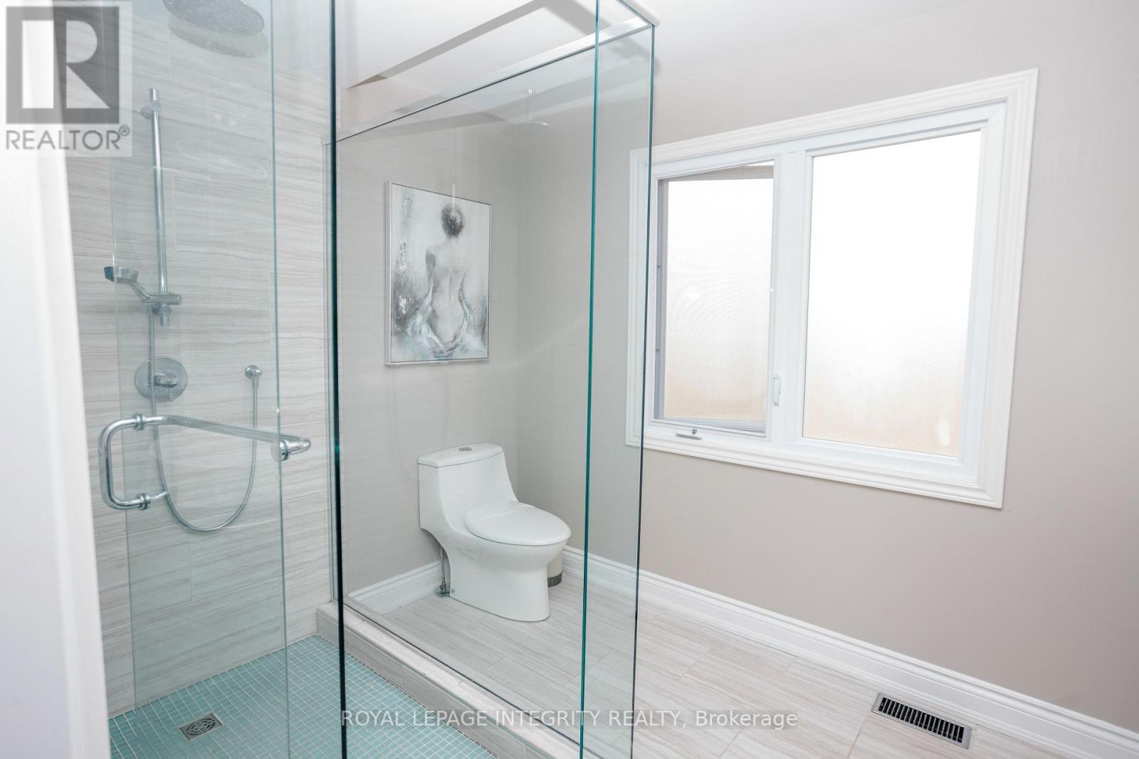 1055 Plante Drive, Ottawa, ON - Indoor Photo Showing Bathroom