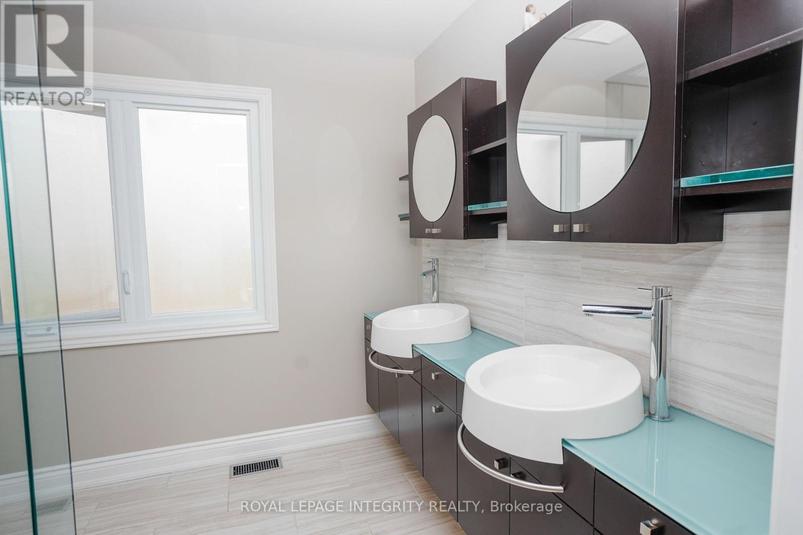 1055 Plante Drive, Ottawa, ON - Indoor Photo Showing Bathroom