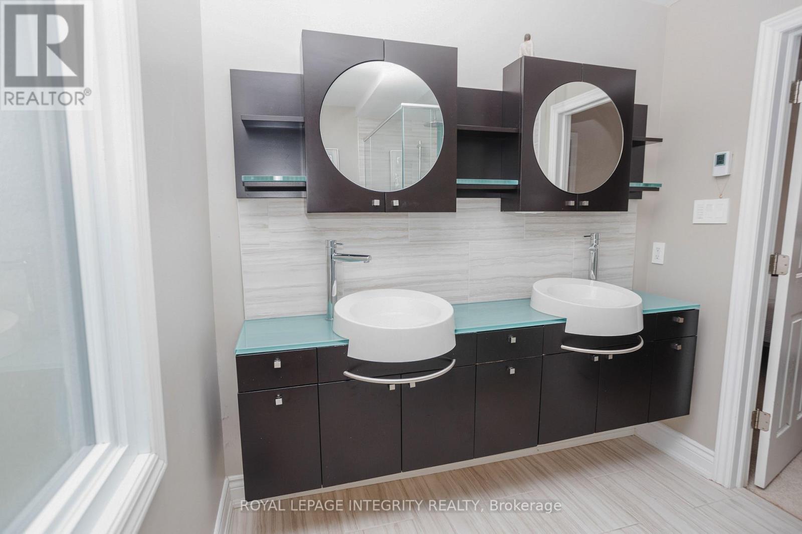 1055 Plante Drive, Ottawa, ON - Indoor Photo Showing Bathroom