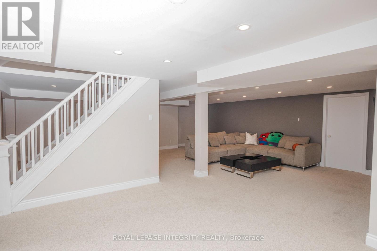 1055 Plante Drive, Ottawa, ON - Indoor Photo Showing Other Room