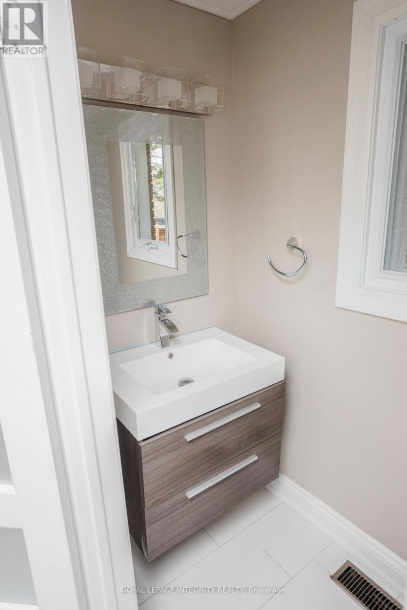 1055 Plante Drive, Ottawa, ON - Indoor Photo Showing Bathroom