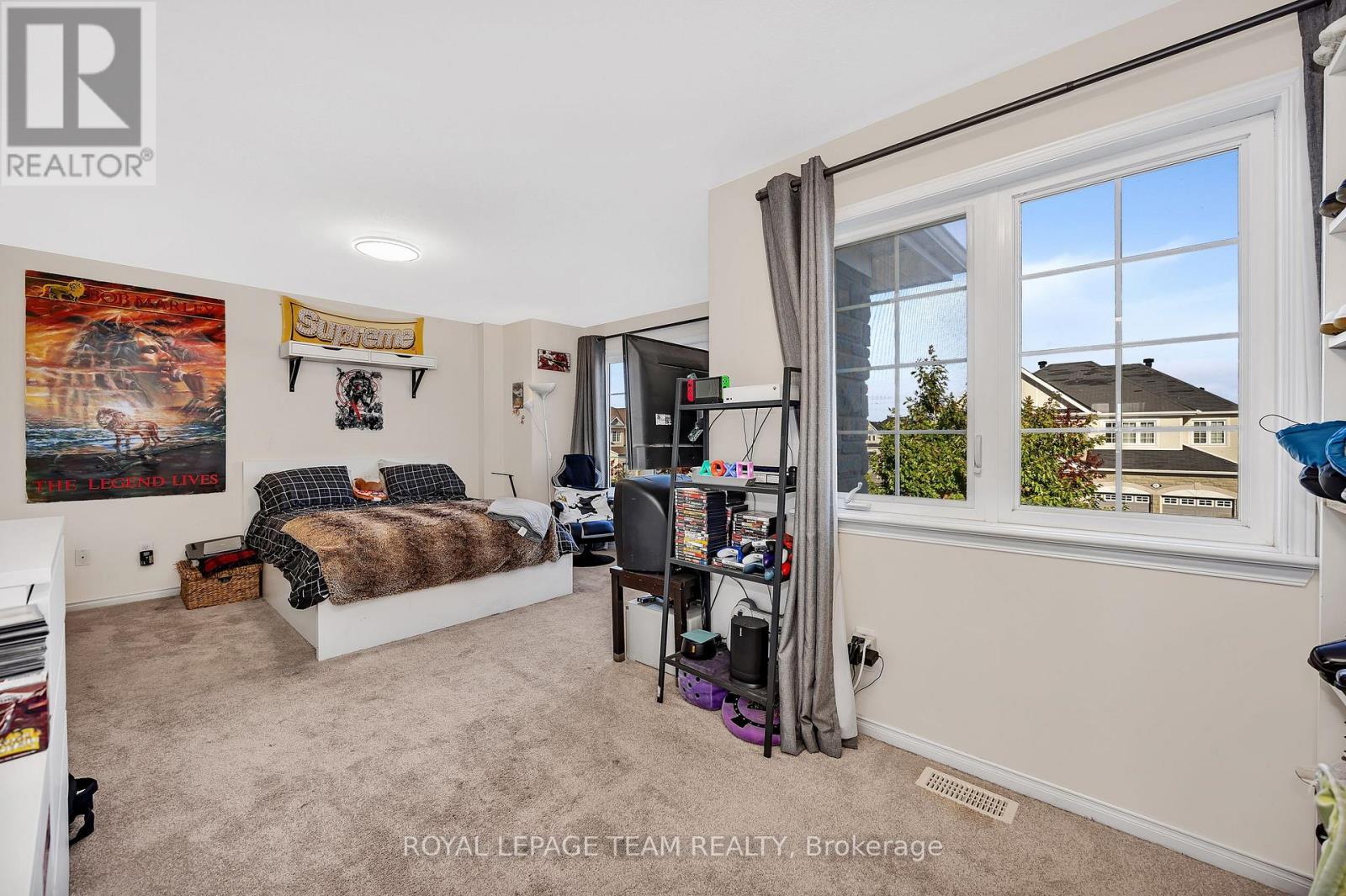 200 Kinloch Court, Ottawa, ON - Indoor