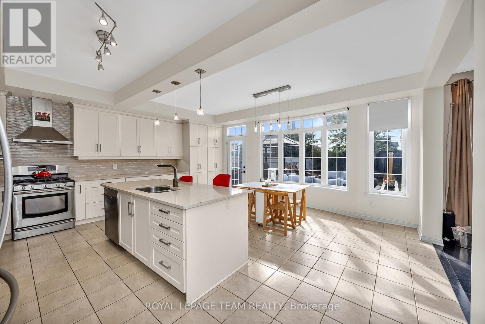 200 Kinloch Court, Ottawa, ON - Indoor Photo Showing Kitchen
