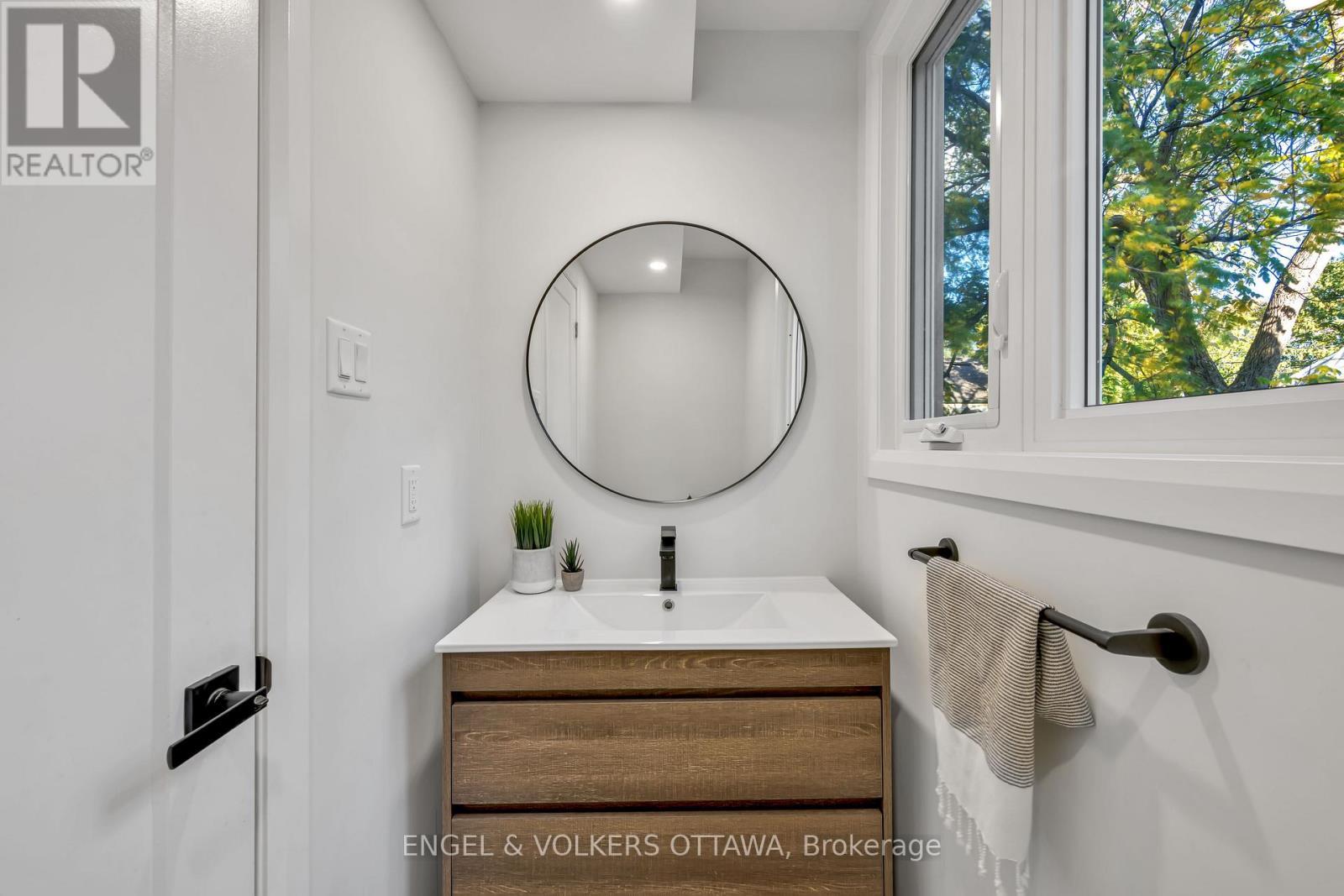 Main floor powder room - 22 Harvard Avenue, Ottawa, ON - Indoor Photo Showing Bathroom