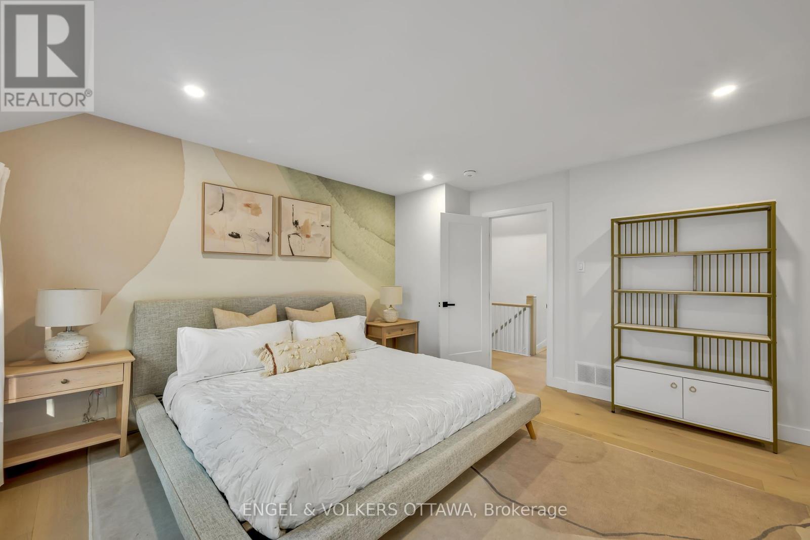 Primary bedroom - 22 Harvard Avenue, Ottawa, ON - Indoor Photo Showing Bedroom
