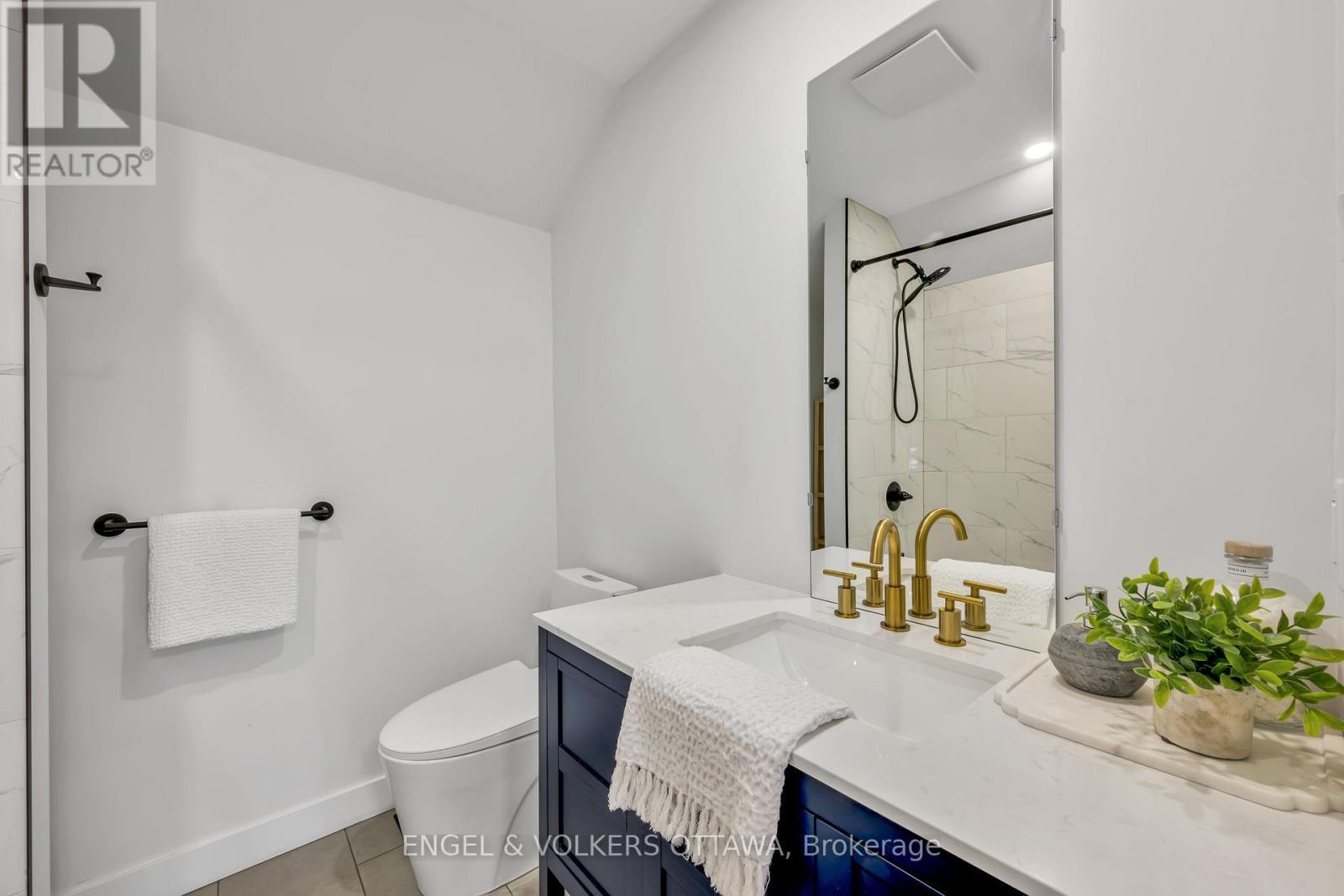 Family bathroom - 22 Harvard Avenue, Ottawa, ON - Indoor Photo Showing Bathroom