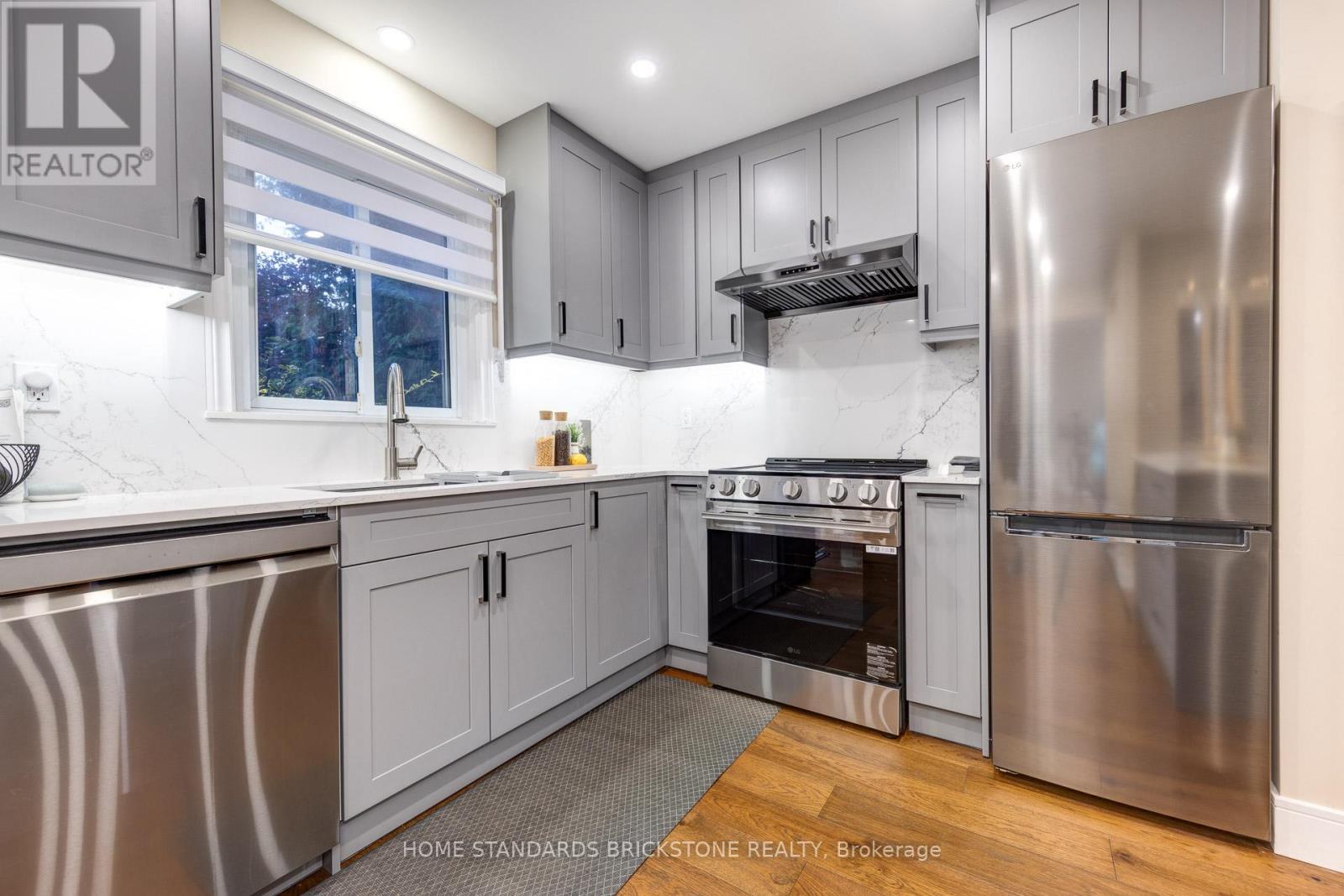 45 Spring Gate Boulevard, Vaughan, ON - Indoor Photo Showing Kitchen With Upgraded Kitchen