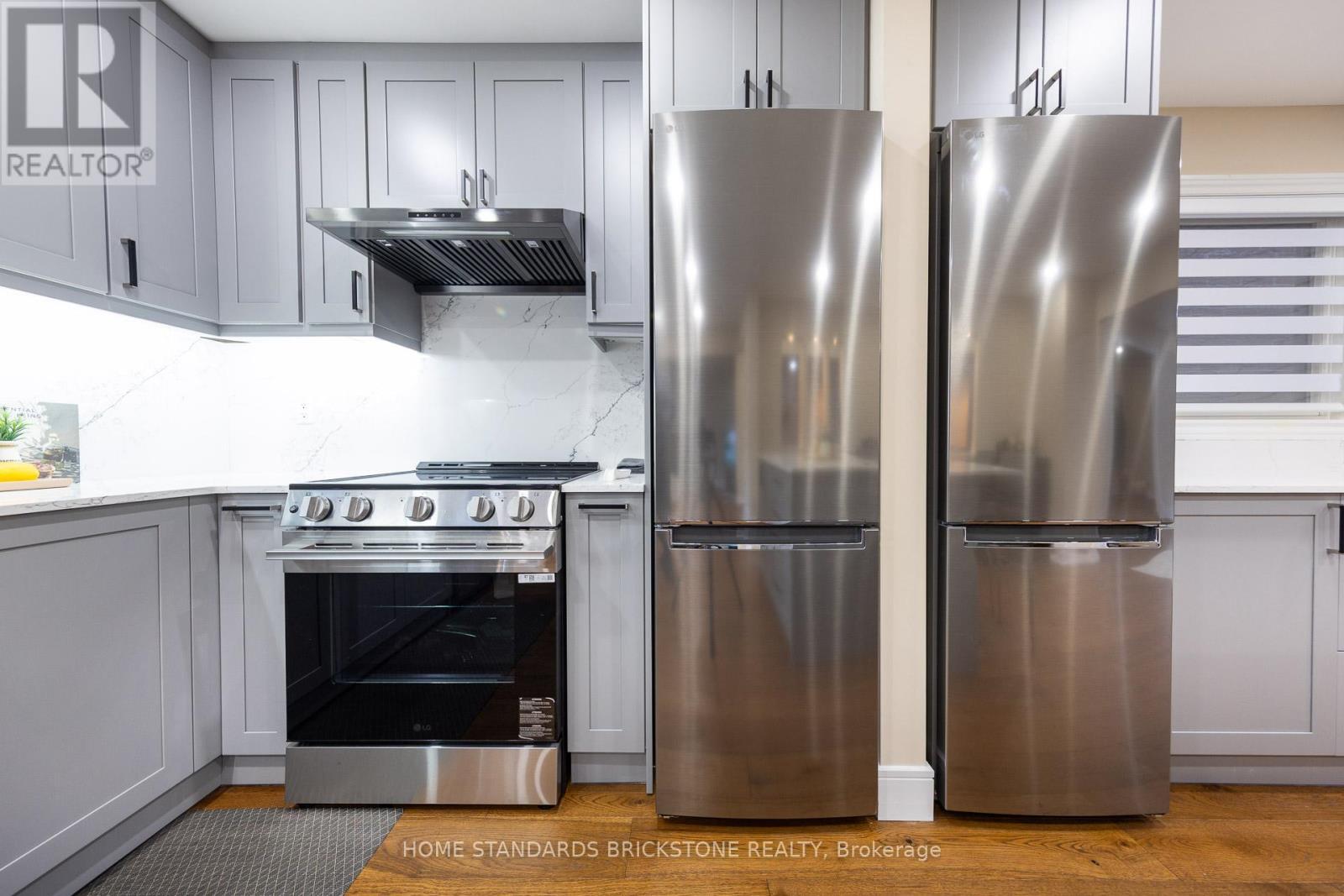 45 Spring Gate Boulevard, Vaughan, ON - Indoor Photo Showing Kitchen With Upgraded Kitchen