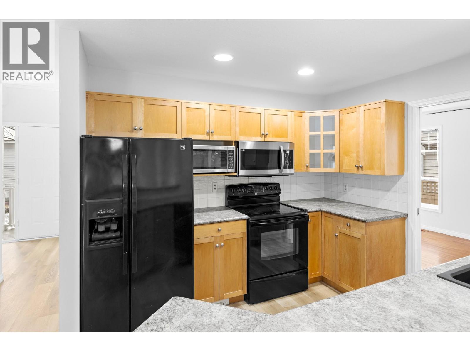 665 Cook Road Unit# 383, Kelowna, BC - Indoor Photo Showing Kitchen