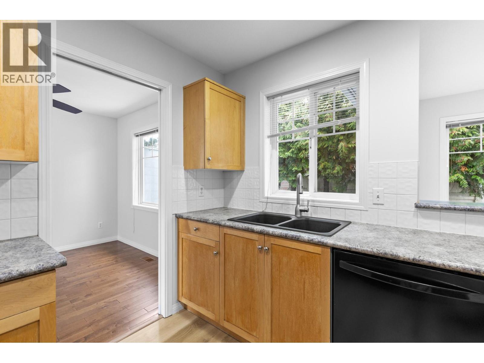665 Cook Road Unit# 383, Kelowna, BC - Indoor Photo Showing Kitchen With Double Sink