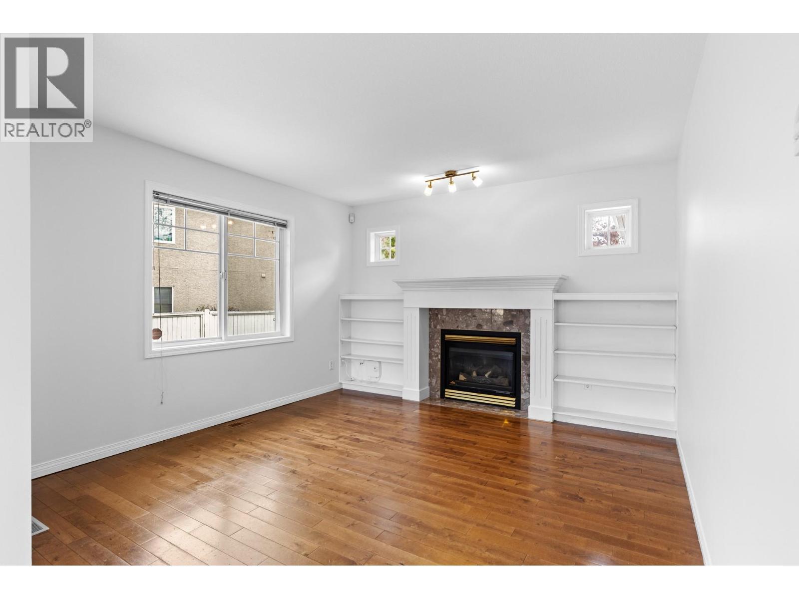 665 Cook Road Unit# 383, Kelowna, BC - Indoor Photo Showing Living Room With Fireplace