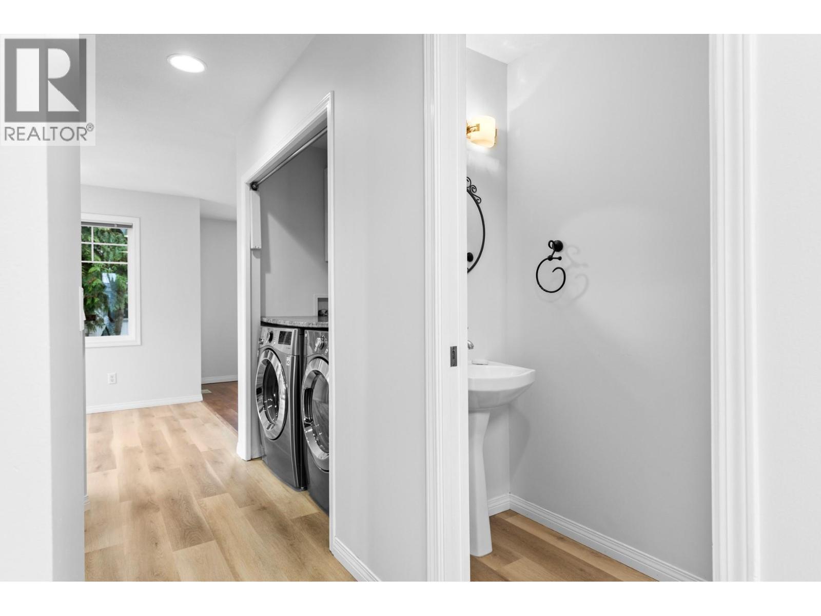 665 Cook Road Unit# 383, Kelowna, BC - Indoor Photo Showing Laundry Room