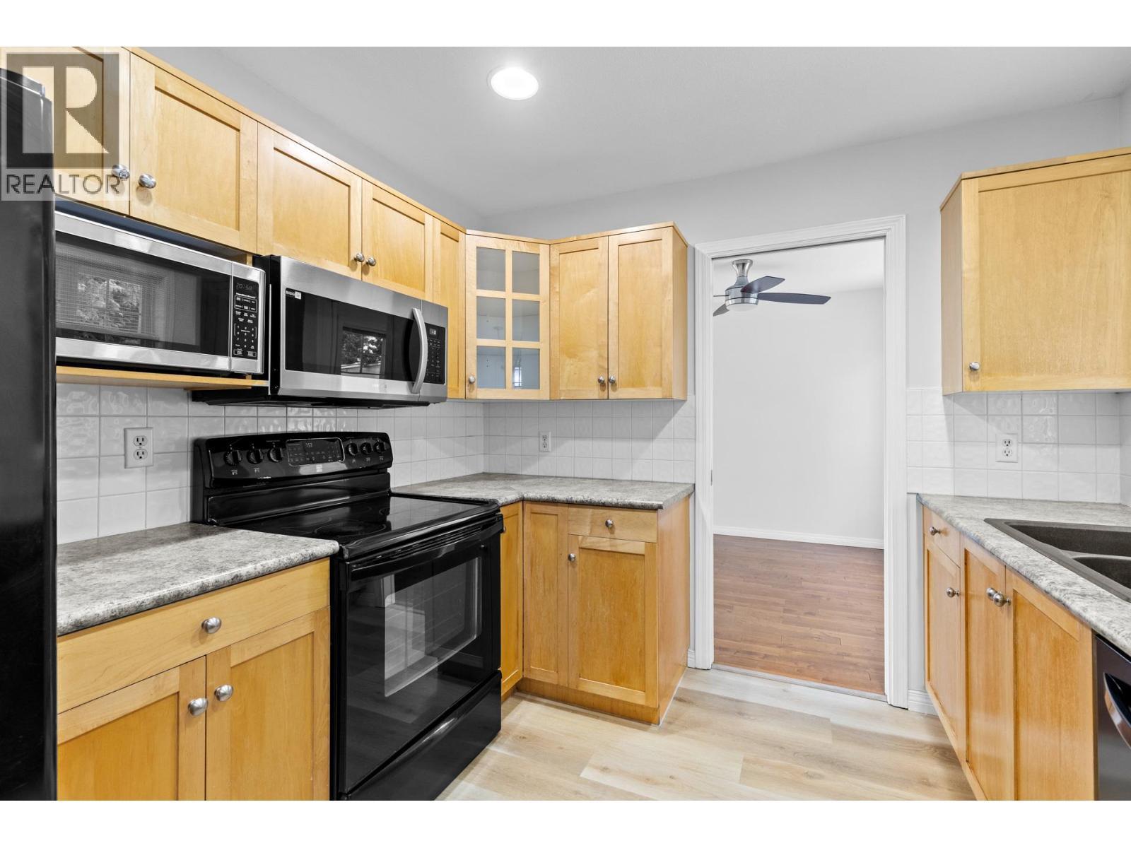 665 Cook Road Unit# 383, Kelowna, BC - Indoor Photo Showing Kitchen