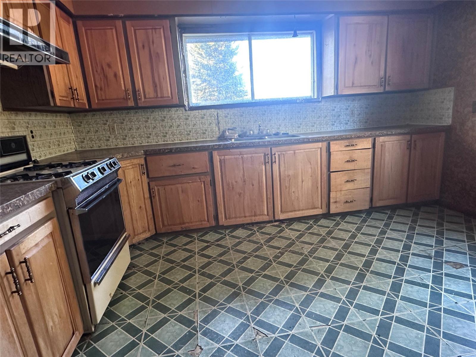 15410 Tomslake Drive, Dawson Creek, BC - Indoor Photo Showing Kitchen