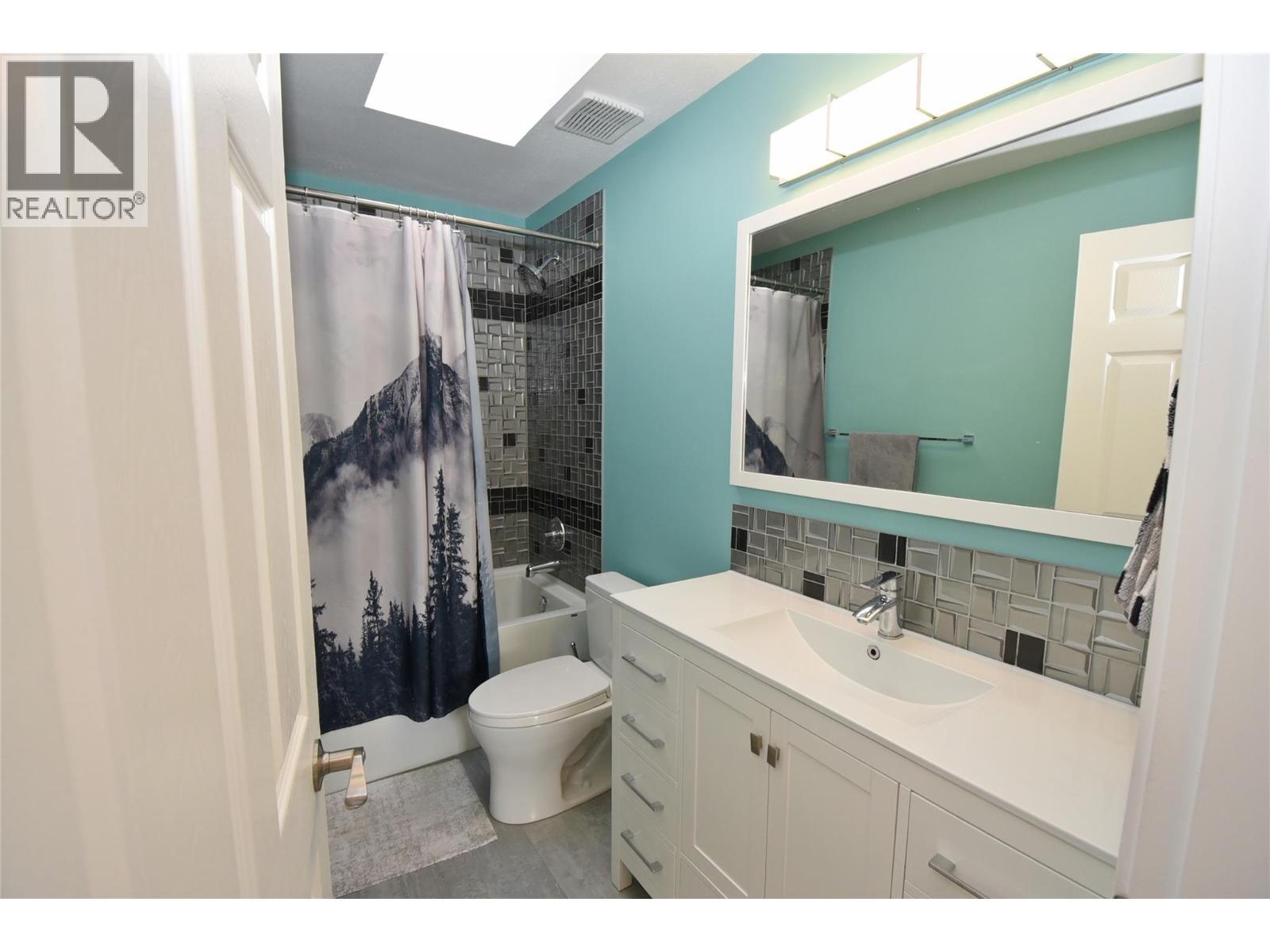 4pc bathroom on main level - 6427 Spencer Road, Kelowna, BC - Indoor Photo Showing Bathroom