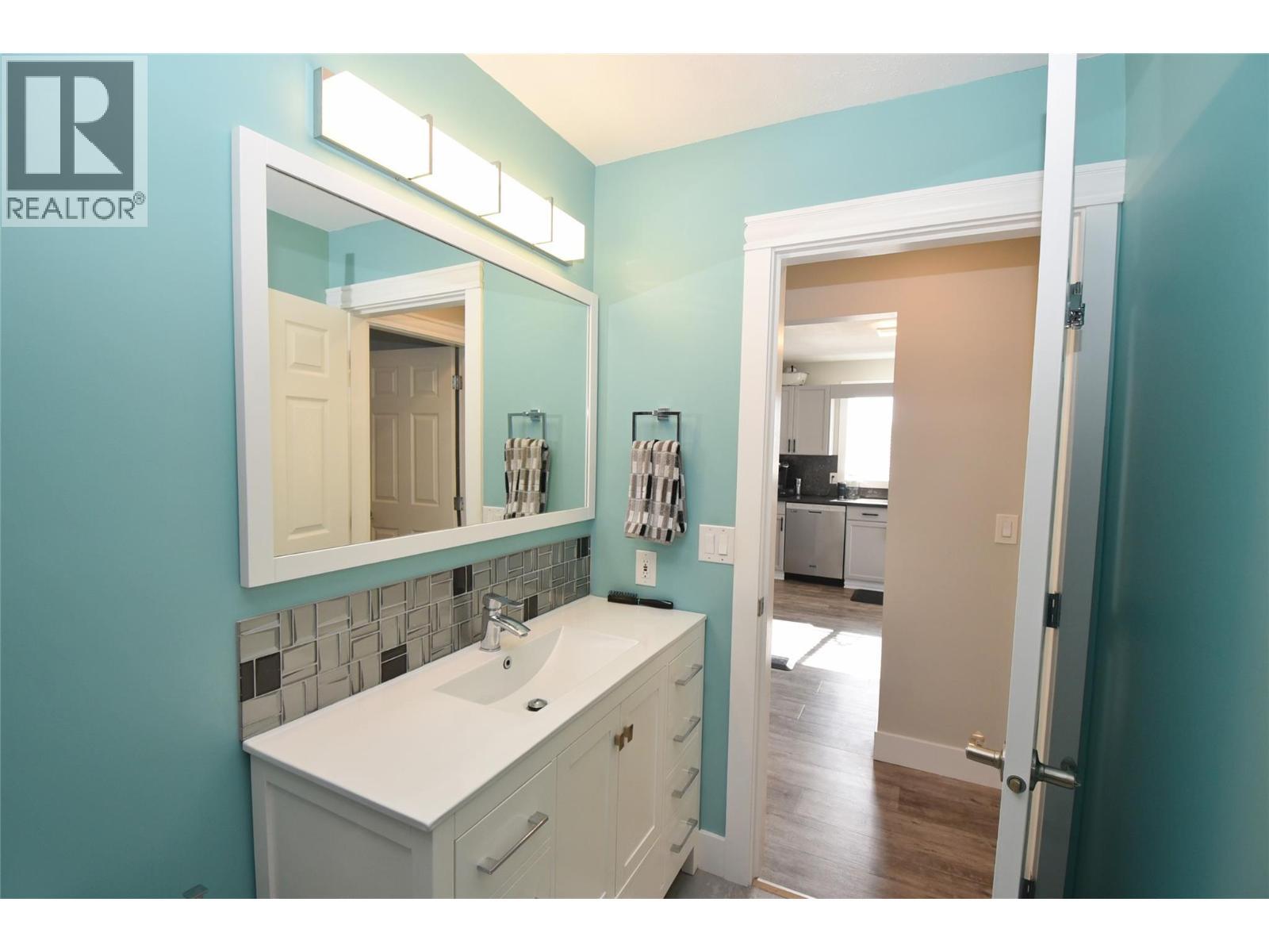 6427 Spencer Road, Kelowna, BC - Indoor Photo Showing Bathroom