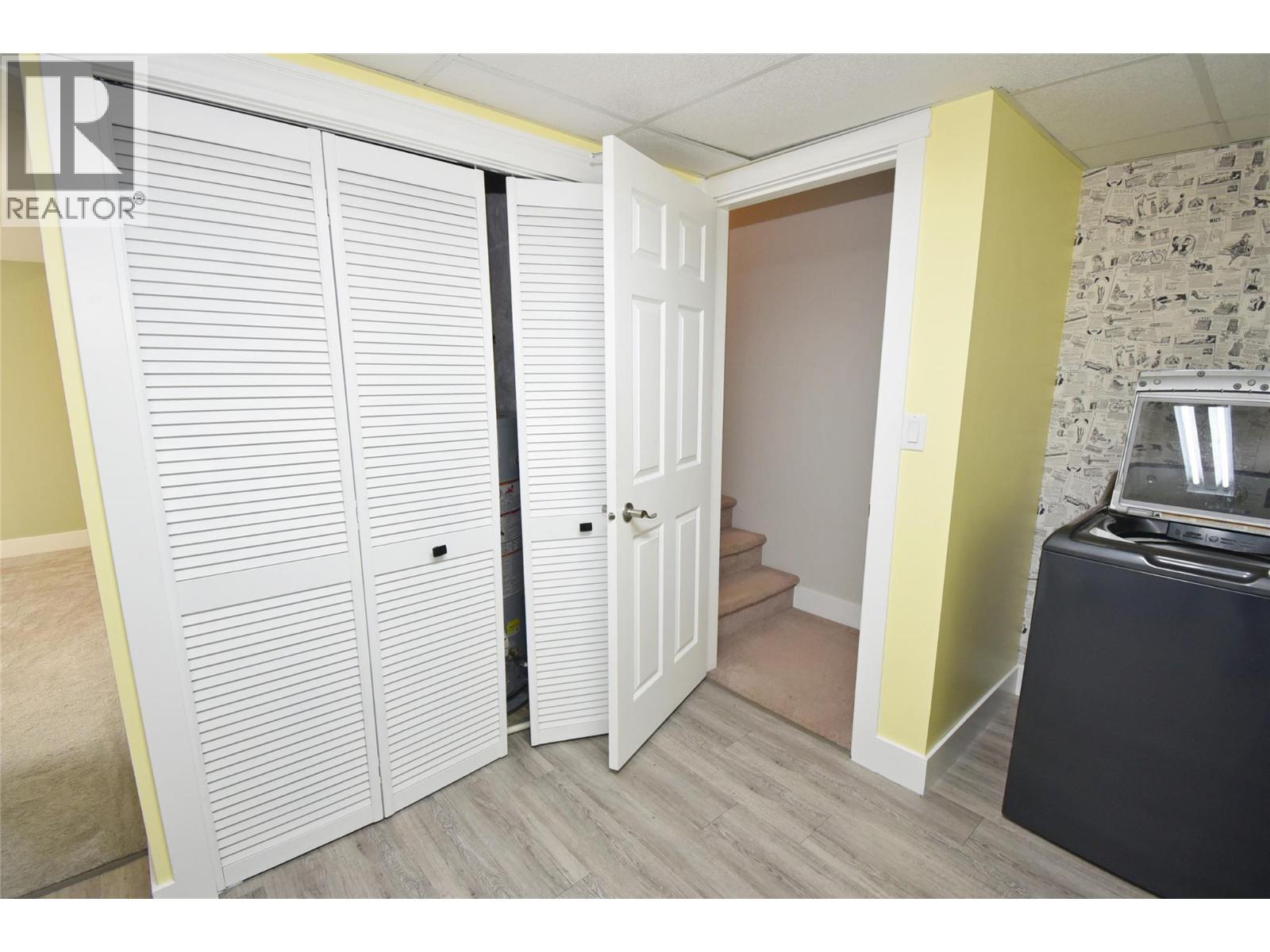 Entrance to laundry room - 6427 Spencer Road, Kelowna, BC - Indoor Photo Showing Other Room