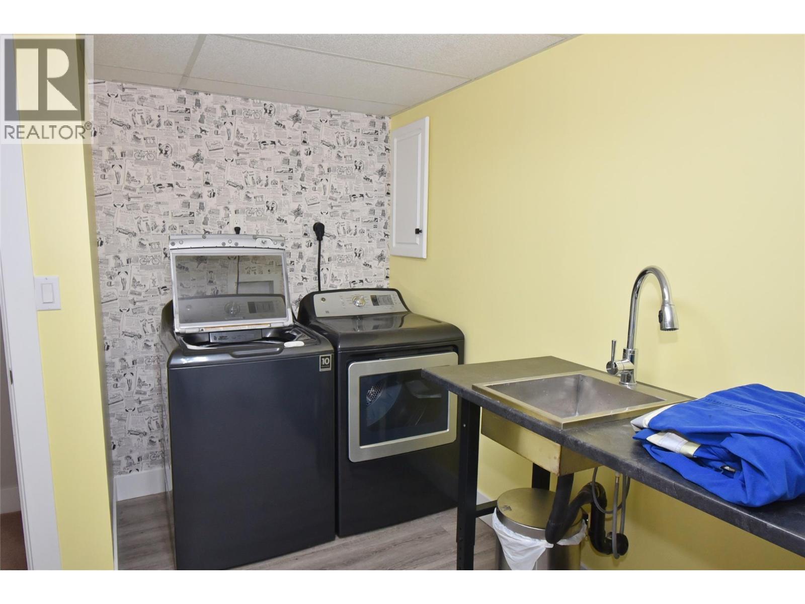6427 Spencer Road, Kelowna, BC - Indoor Photo Showing Laundry Room