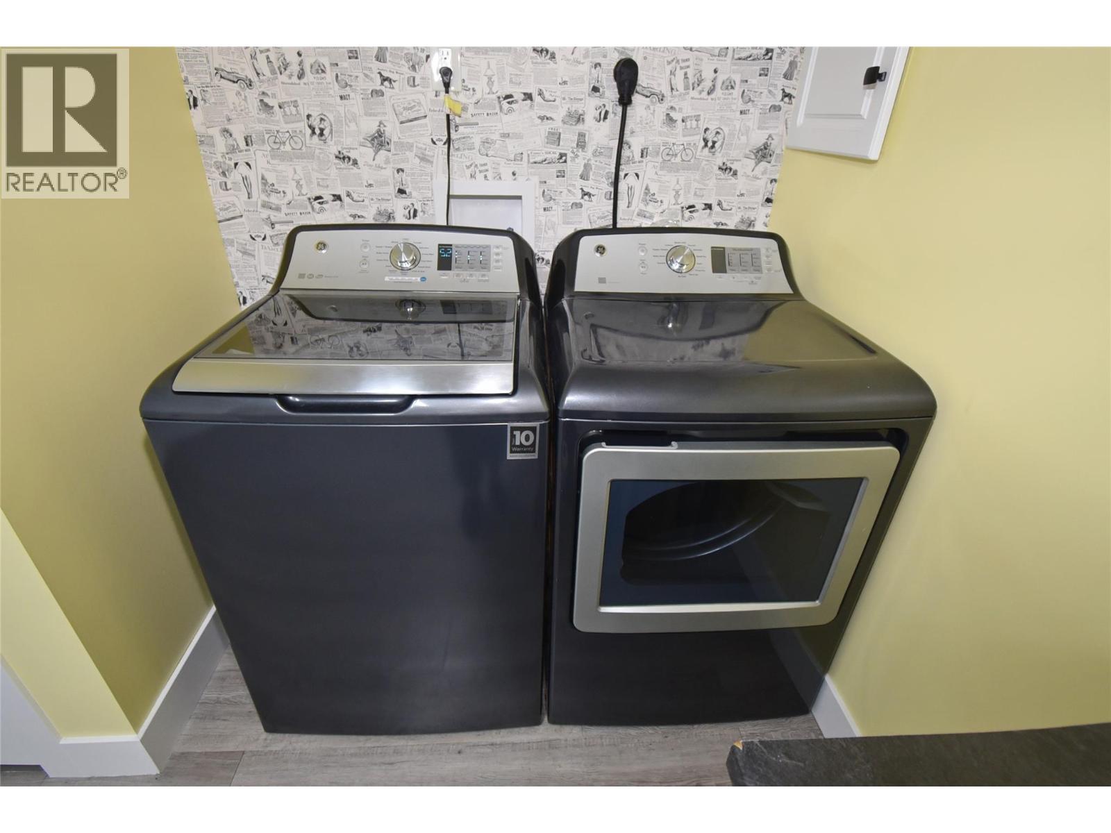 6427 Spencer Road, Kelowna, BC - Indoor Photo Showing Laundry Room