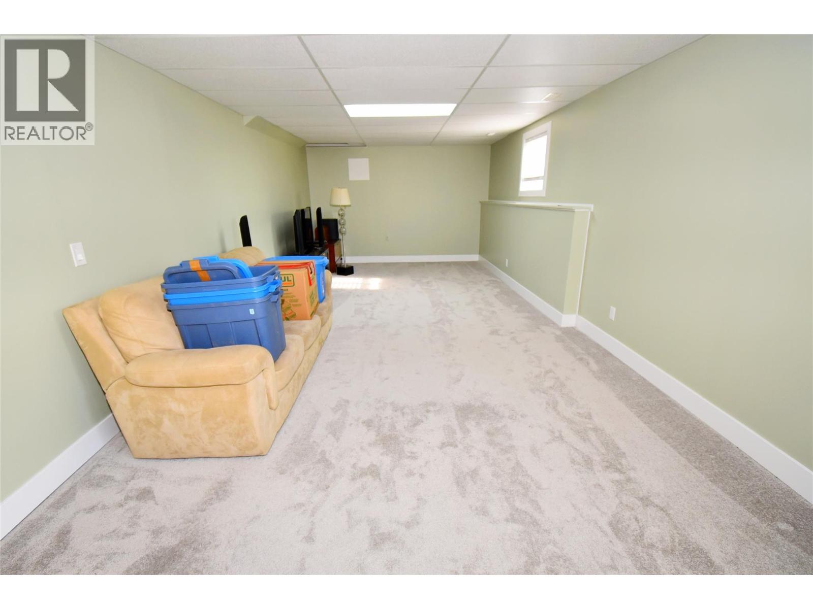 Huge family room - 6427 Spencer Road, Kelowna, BC - Indoor