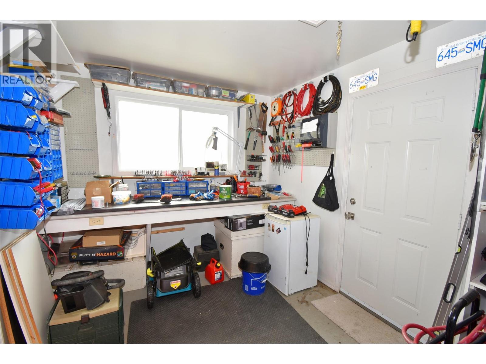 6427 Spencer Road, Kelowna, BC - Indoor