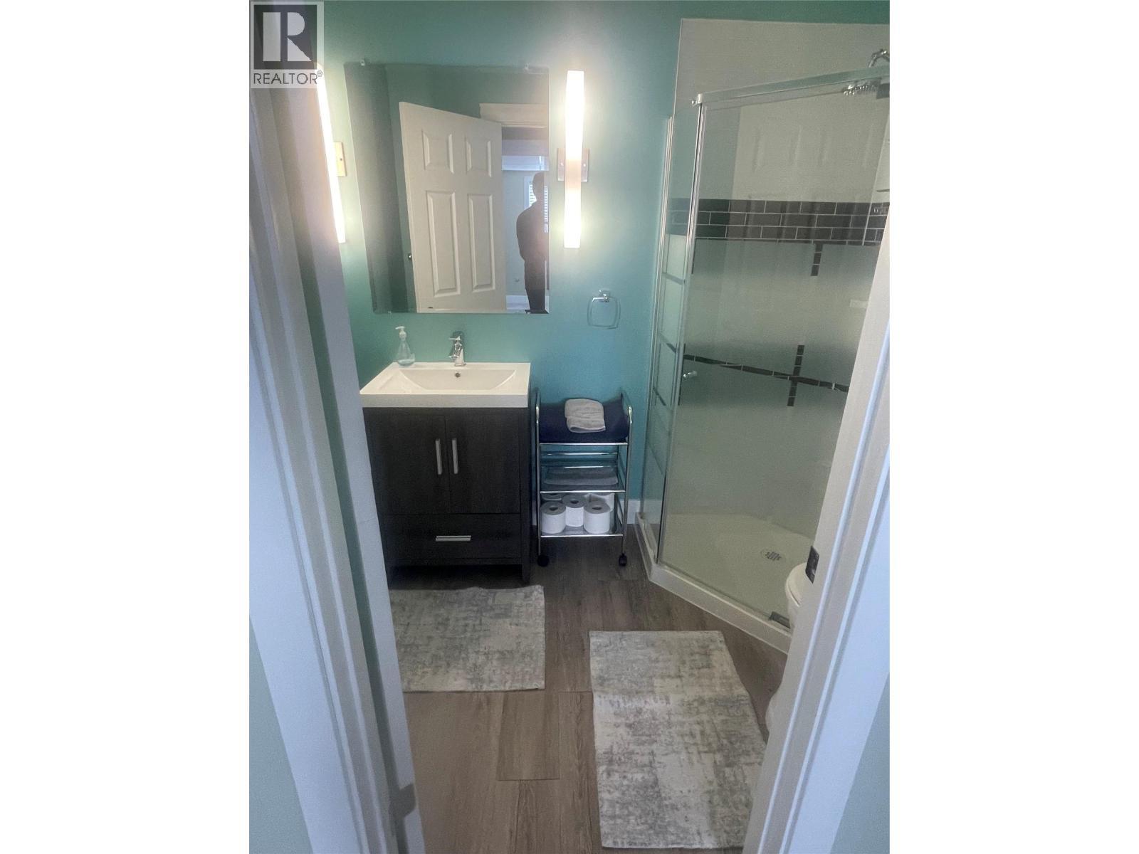 6427 Spencer Road, Kelowna, BC - Indoor Photo Showing Bathroom