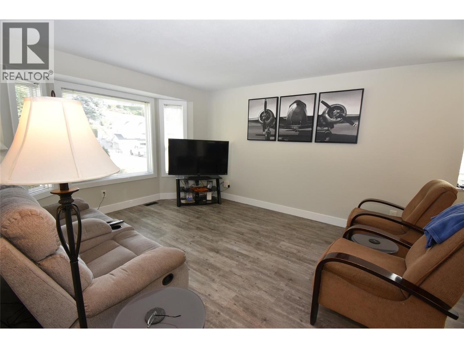 Living room - 6427 Spencer Road, Kelowna, BC - Indoor Photo Showing Living Room