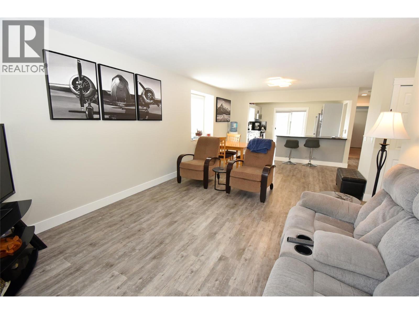 6427 Spencer Road, Kelowna, BC - Indoor Photo Showing Living Room