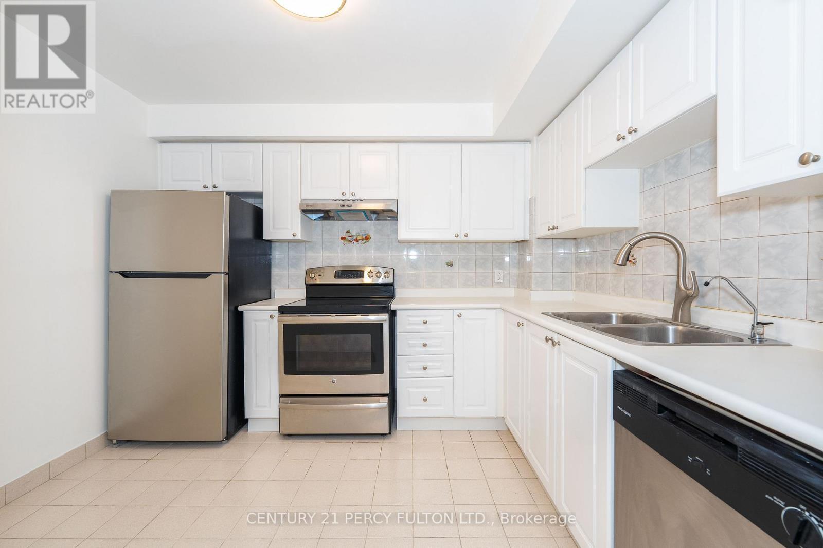 1007 - 8 Lee Centre Drive, Toronto, ON - Indoor Photo Showing Kitchen With Double Sink