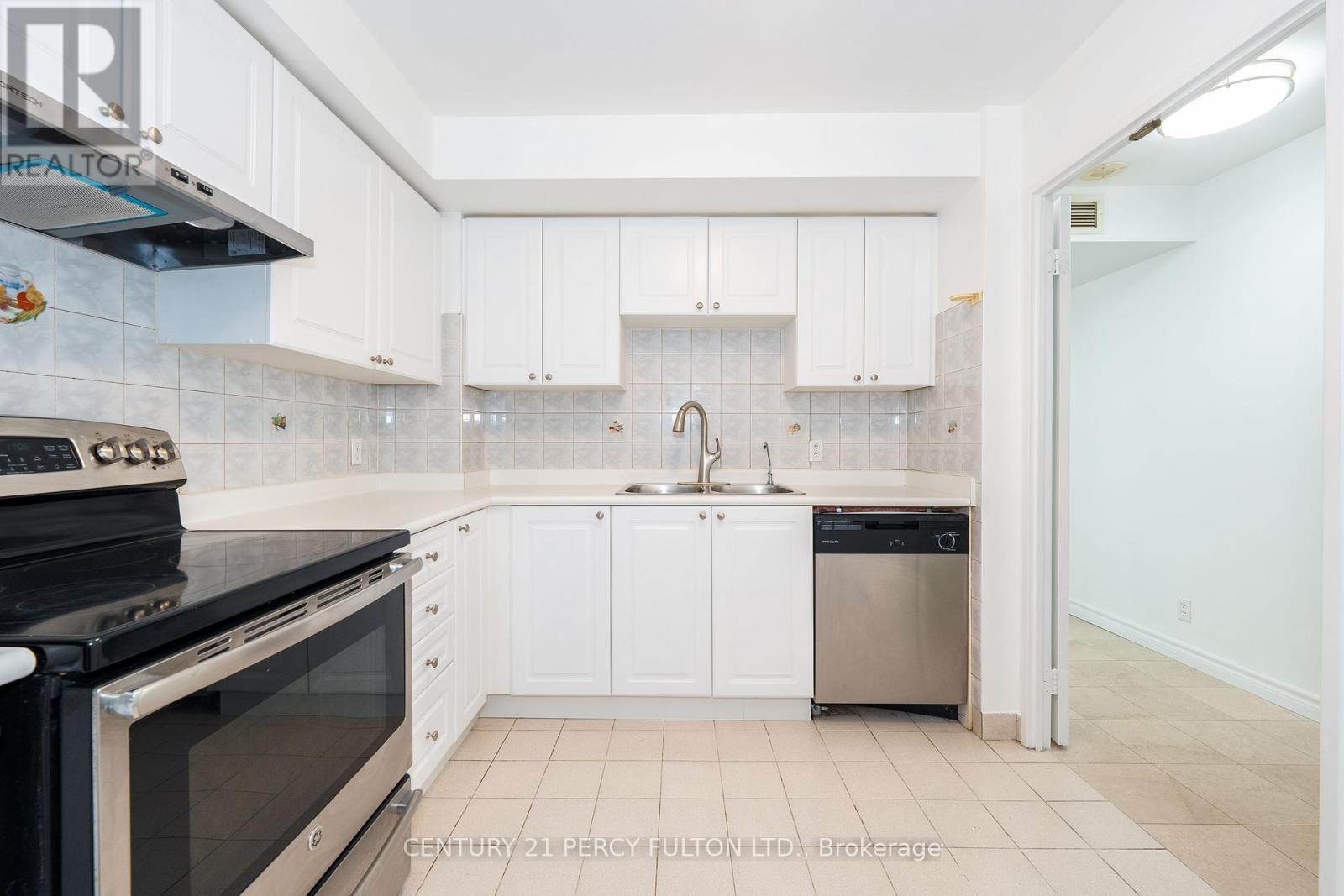 1007 - 8 Lee Centre Drive, Toronto, ON - Indoor Photo Showing Kitchen With Double Sink