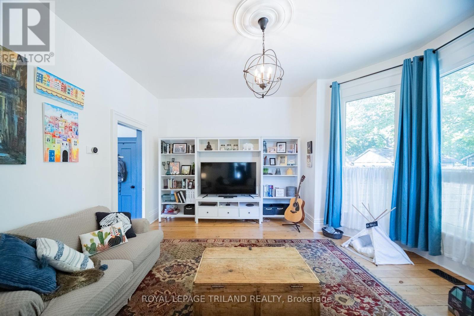 190 Emily Street, North Middlesex (Parkhill), ON - Indoor Photo Showing Living Room