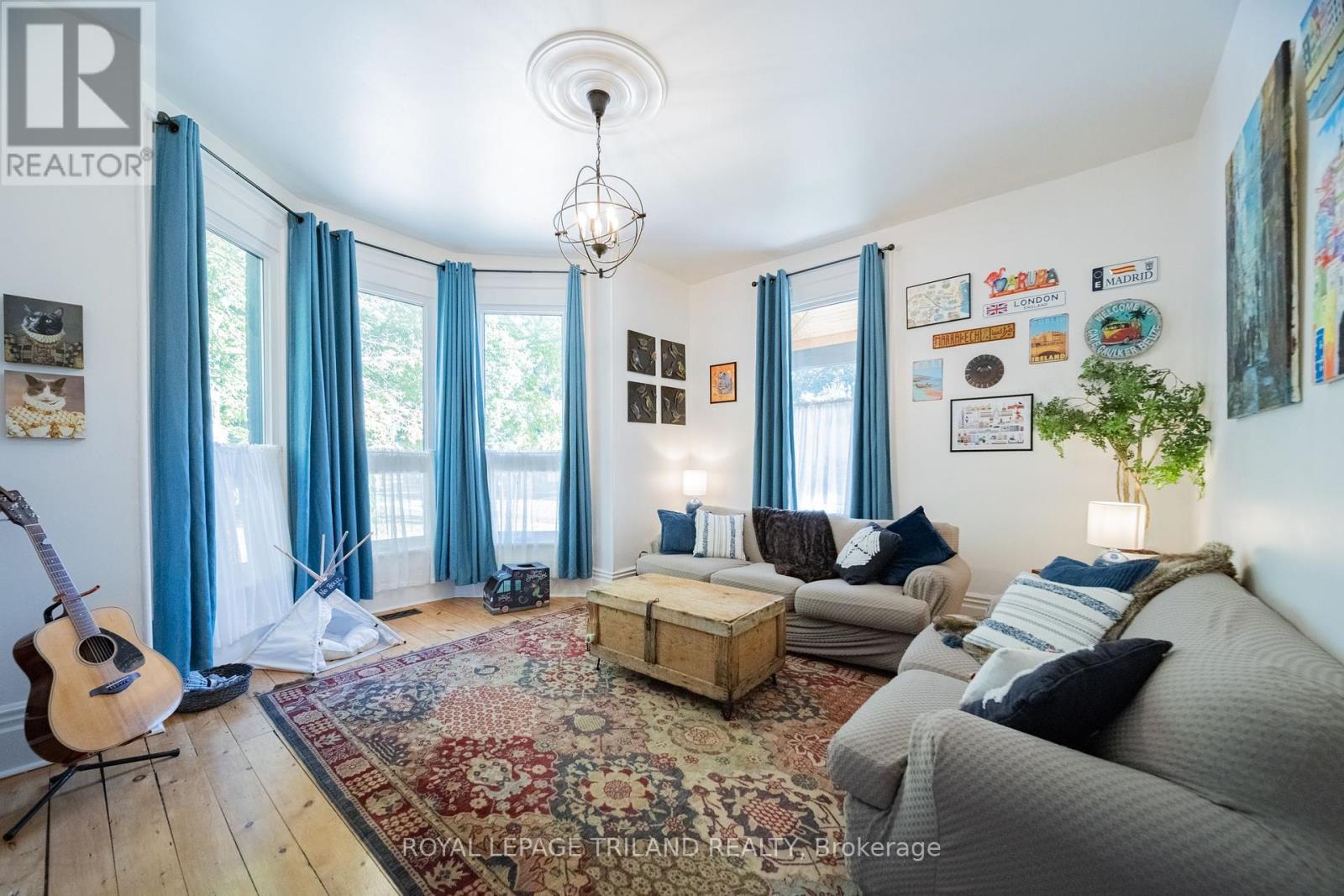 190 Emily Street, North Middlesex (Parkhill), ON - Indoor Photo Showing Living Room