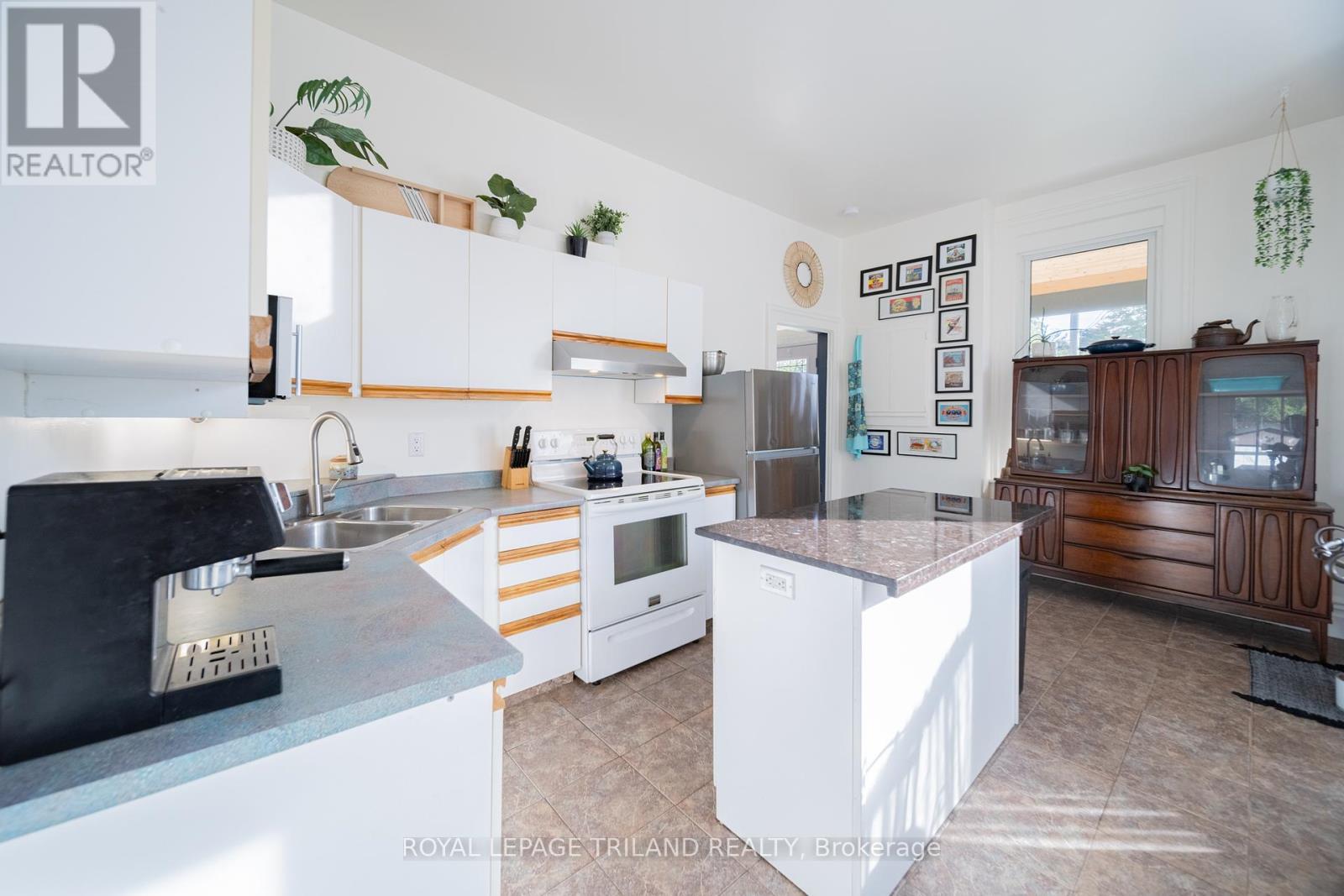 190 Emily Street, North Middlesex (Parkhill), ON - Indoor Photo Showing Kitchen With Double Sink